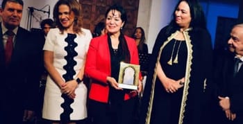 Rabia Djelti lors d'une cérémonie en Tunisie, honore l'Algérie.