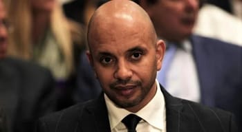 Portrait de Raouf Salim Bernaoui en costume lors d'un événement.