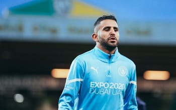 Riyad Mahrez portant le maillot d'Algerie, prêt pour le match.