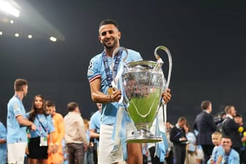 Mahrez souriant avec la coupe de la Ligue des Champions.