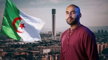 Homme souriant avec drapeau algérien et vue urbaine de Alger.