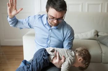 Parent frappant son enfant lors d'une dispute à la maison.