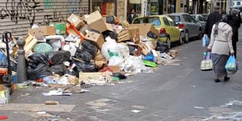 Déchets accumulés sur le trottoir d'une rue urbaine en ville.