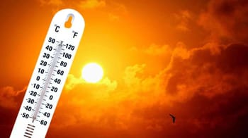 Thermomètre indiquant une chaleur extrême sous un soleil brûlant.