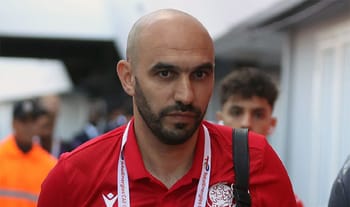 Walid Regragui, entraîneur de football marocain, en déplacement.