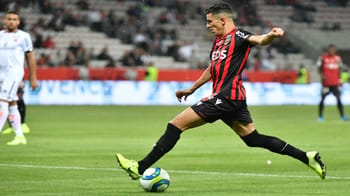 Youcef Attal joue au football lors d'un match avec le maillot du club.