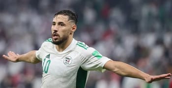 Youcef Belaïli, joueur algérien, en pleine action sur le terrain.