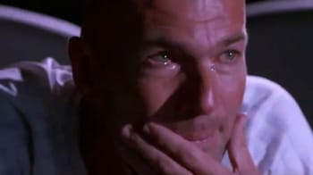 Zinedine Zidane pleurant, émotion intense, scène dramatique.