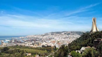 Vue d'Alger avec la basilique Notre-Dame d'Afrique sur la colline.