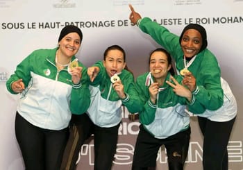 Équipe féminine d'escrime algérienne avec médailles et trophée.
