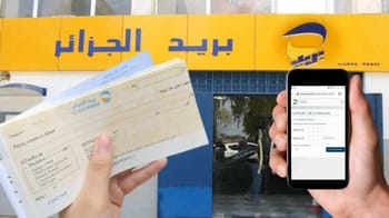 Personne utilisant un smartphone pour changer le nom sur un chéquier Poste Algérie.