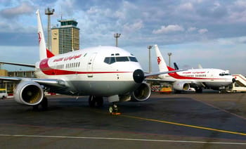 Deux avions d'Air Algérie stationnés à l'aéroport.