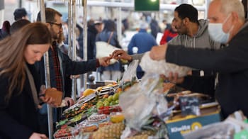 Vente de fruits et légumes frais lors d'un marché local.