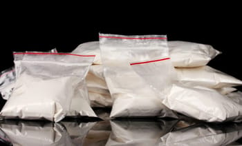 Paquets de cocaïne saisis lors d'une opération maritime.