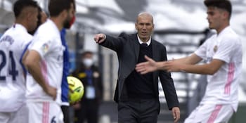 Zidane donne des instructions à l'équipe d'Allemagne lors d'un match.