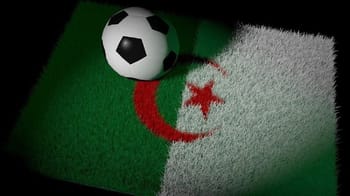 Ballon de football sur drapeau algérien en tissu.