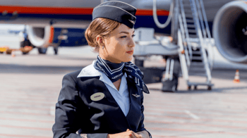 Hôtesse de l'air professionnelle en uniforme à l'aéroport.