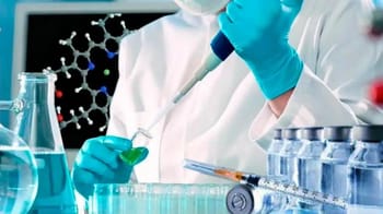 Scientifique en laboratoire préparant un vaccin pour enfants et insuline.