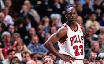 Michael Jordan portant un maillot des Bulls lors d'un match de NBA.