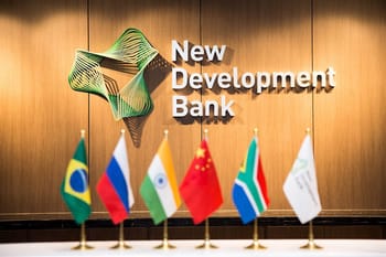 Logo de la NDB avec drapeaux des pays BRICS en premier plan.