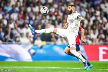 Karim Benzema joue au football lors d'un match important.