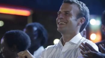 Macron et sa femme dansant lors d'une soirée, ambiance festive.