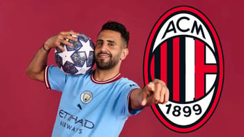 Riyad Mahrez avec un ballon de football et le logo de l'AC Milan en arrière-plan.