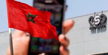 Drapeau du Maroc avec smartphone en premier plan.