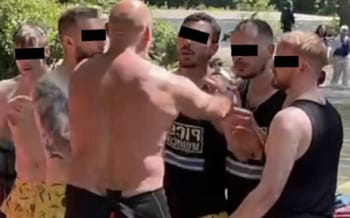 Policiers belges en confrontation avec un homme nu dans un parc.
