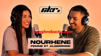Femme et homme en studio avec microphones et casques audio.