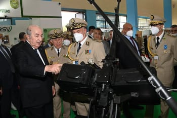 Exposition d'une mitrailleuse fabriquée localement en Algérie.