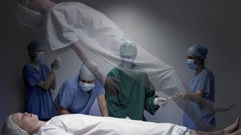 Femme dans un cercueil, entourée de médecins en salle d'opération.