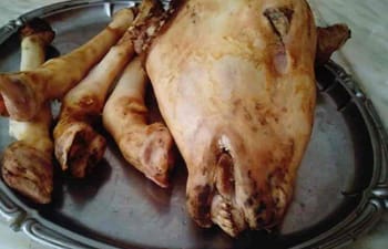 Tête et pieds de mouton, ingrédients traditionnels algériens.