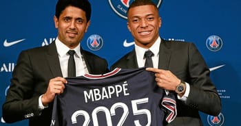Kylian Mbappé et un dirigeant du PSG lors de la signature du contrat.