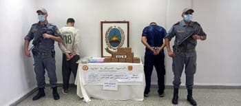 Douaniers et suspects lors d'une saisie de drogues à Oran.