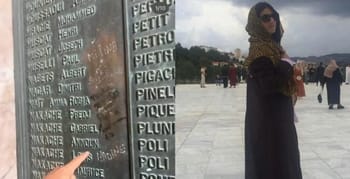Géraldine Nakkache lors de sa visite en Algérie avec ses parents.
