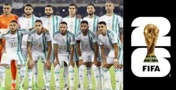 Groupe de joueurs de football algériens en tenue blanche.