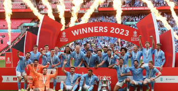Manchester City célèbre leur victoire en FA Cup 2023 face à Manchester United.