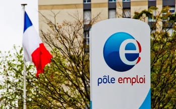 Logo de Pôle emploi avec drapeau français en arrière-plan.