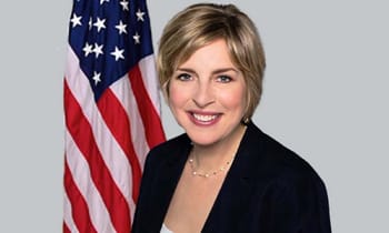 Ambassadrice des USA avec drapeau américain, message pour les bacheliers algériens.