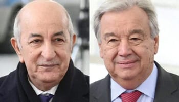 Deux hommes politiques en réunion officielle.