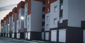 Immeuble résidentiel moderne à Alger avec locaux commerciaux au rez-de-chaussée.