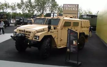 Véhicule blindé Renault exposé lors d'une démonstration militaire.