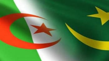 Drapeaux de l'Algérie et de Maurice côte à côte.