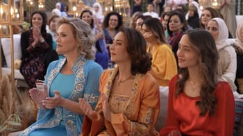 Femmes algériennes lors d'une cérémonie, vêtues de tenues traditionnelles et modernes.