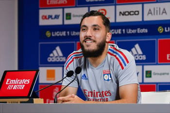 Rayan Cherki lors d'une conférence de presse avec maillot de Lyon.