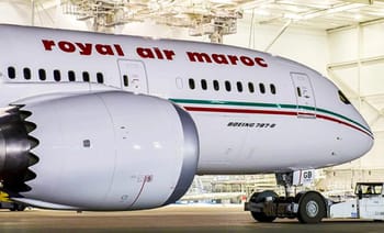 Avion Boeing 787-9 de Royal Air Maroc dans un hangar.