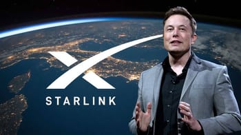 Elon Musk présente Starlink avec la Terre en arrière-plan.