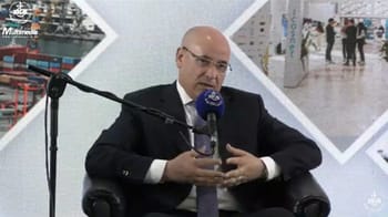 Le ministre du Commerce parle lors d'une conférence sur les licences d'importation.