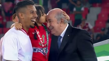 Le président Tebboune partage un moment joyeux avec des supporters lors de la Coupe d'Algérie.
